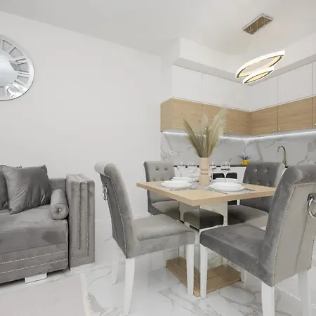 Luxurious Grey With Sauna, Gym And Parking By Renters