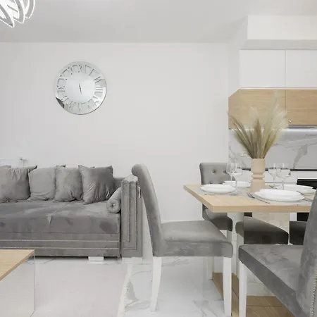 Luxurious Grey With Sauna, Gym And Parking By Renters Varsóvia