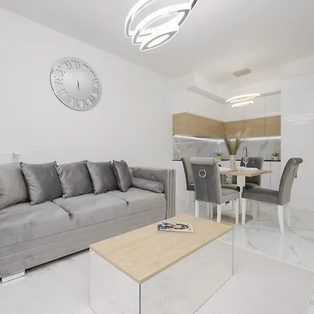 Luxurious Grey With Sauna, Gym And Parking By Renters *