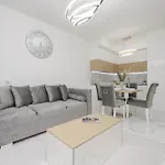 Luxurious Grey With Sauna, Gym And Parking By Renters *